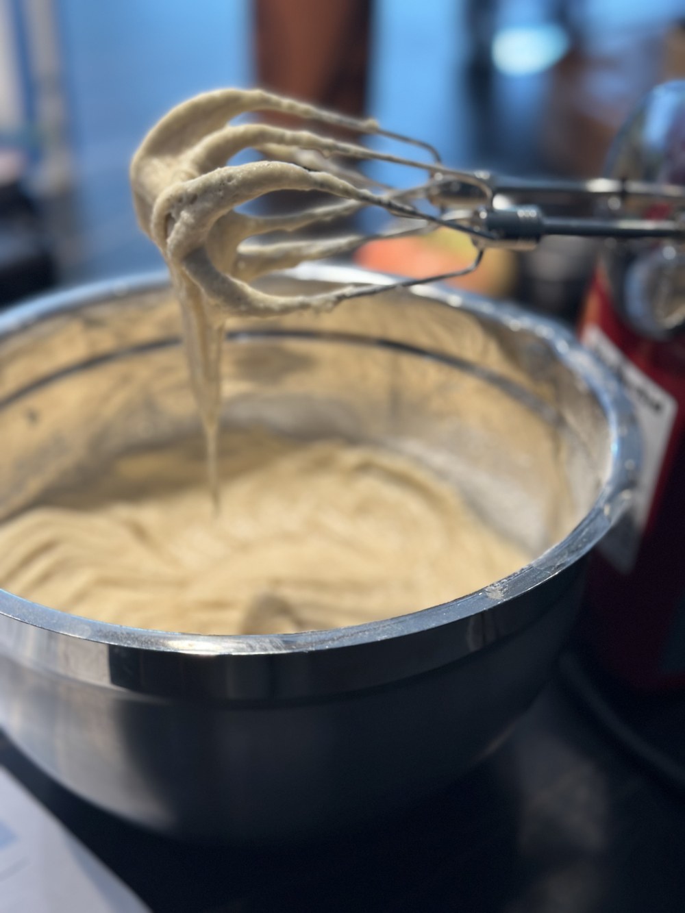 Æblekagedejen rørt sammen i røremaskinens skål
