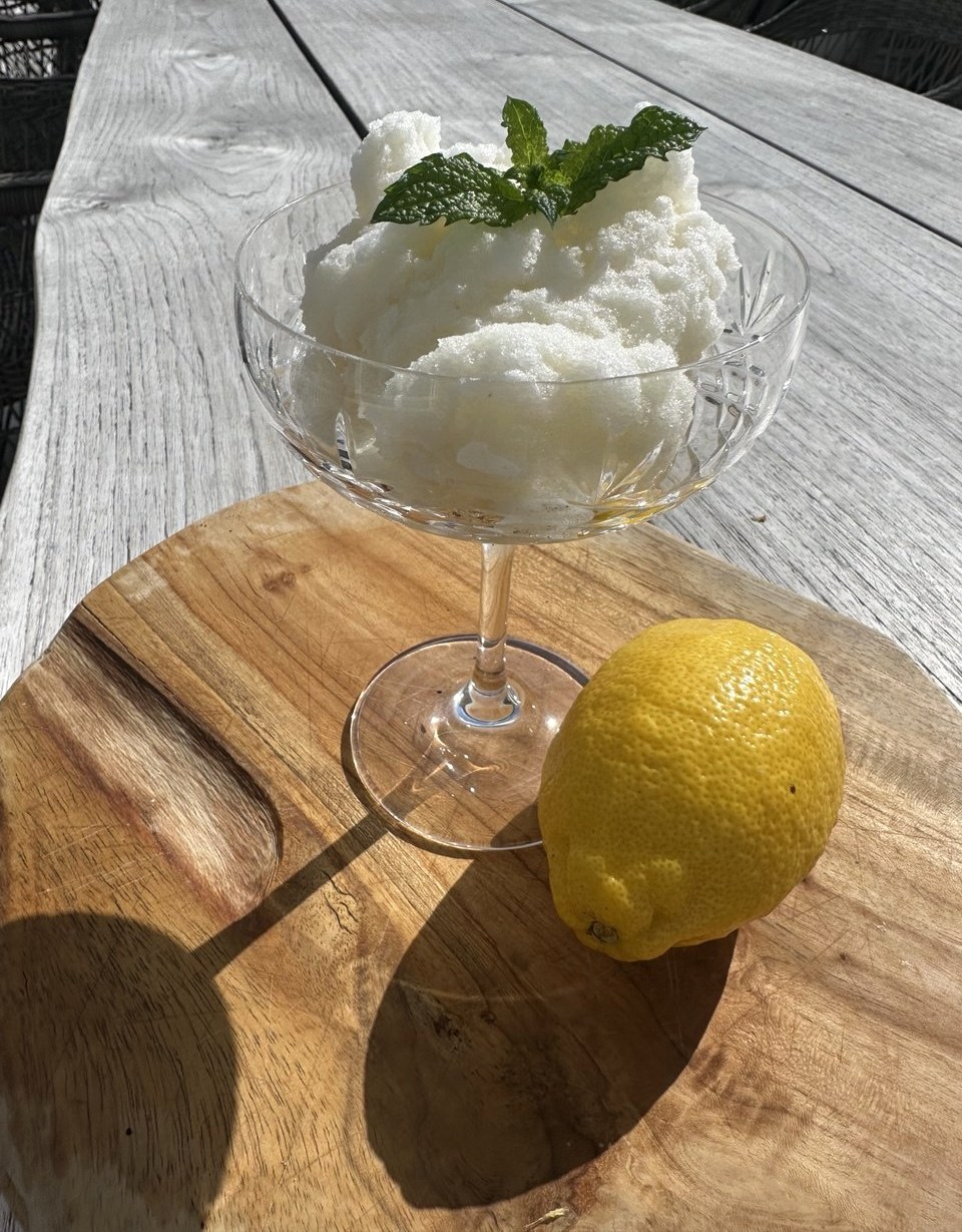 Citronsorbet i krystalglas med mynte og frisk citron
