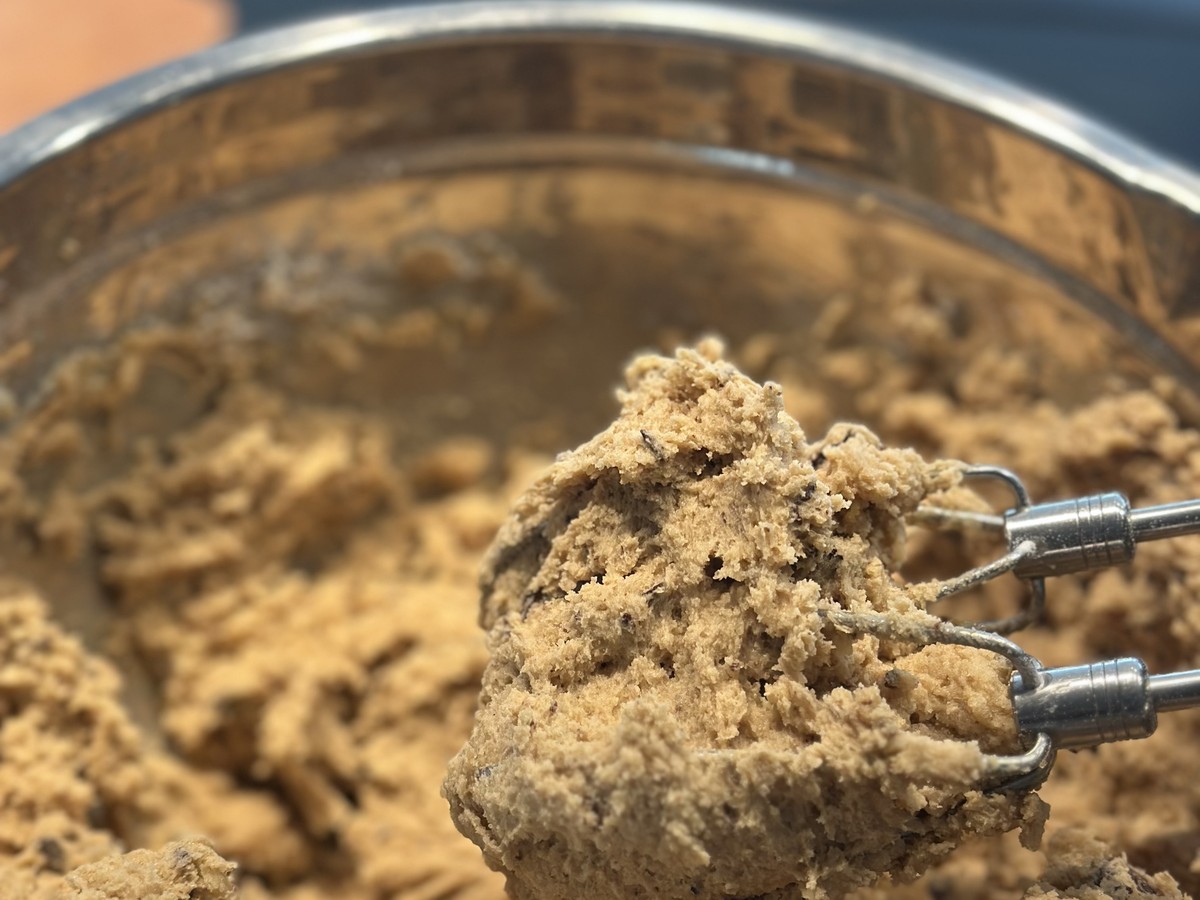 Cookiedejen rørt sammen i skålen med chokolade i