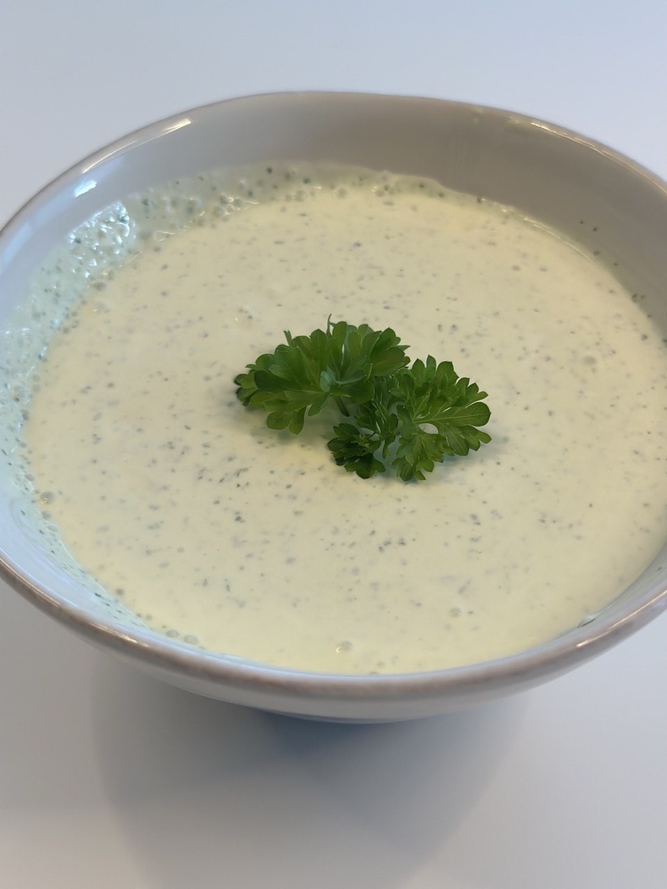 Creme fraiche dressing med estragon og persille
