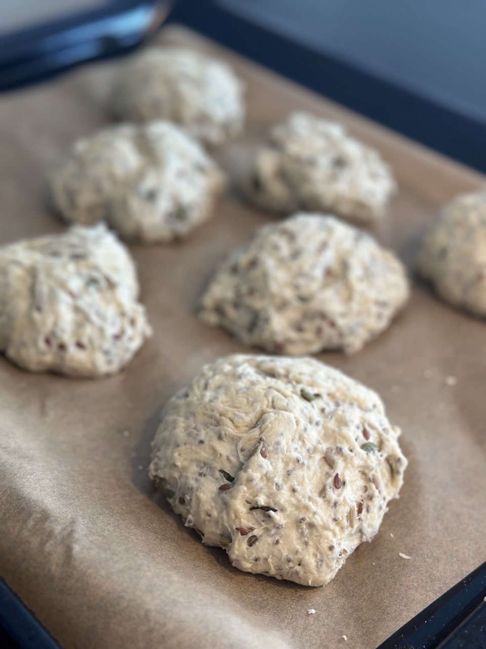 Kerneboller, der hæver på bagepladen